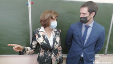 Директор школы № 137 Елена Шаталова провела небольшую экскурсию для журналистов и министра цифрового развития и связи Новосибирской области Сергея Цукаря. Фото: Светлана Фролова