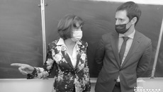 Директор школы № 137 Елена Шаталова провела небольшую экскурсию для журналистов и министра цифрового развития и связи Новосибирской области Сергея Цукаря. Фото: Светлана Фролова