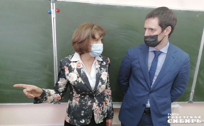 Директор школы № 137 Елена Шаталова провела небольшую экскурсию для журналистов и министра цифрового развития и связи Новосибирской области Сергея Цукаря. Фото: Светлана Фролова
