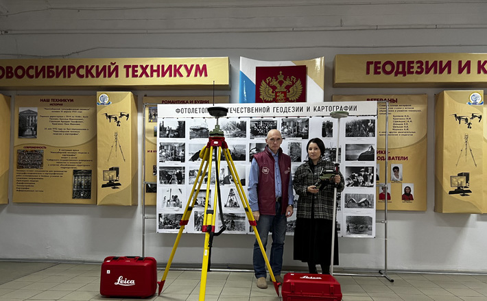 Преподаватели техникума с современным ГНСС-оборудованием. / фото: предоставлено НТГиК