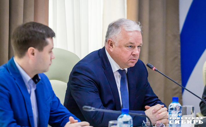 С гуманитарной миссией на Донбассе побывали новосибирские единороссы — депутат Госдумы РФ Олег Иванинский и депутат горсовета Владислав Люмин (на фото справа налево). Вернувшись на днях, они встретились с губернатором Андреем Травниковым и рассказали о ситуации в ДНР и ЛНР, об острой необходимости отправки туда медкадров и продовольствия. Глава региона поддержал предложения депутатов, а также добровольческую инициативу «Единой России» — помогать Донбассу восстанавливать инфраструктуру для мирной жизни. Фото: Андрей Заржецкий