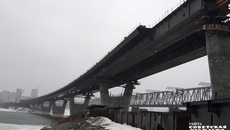 В надвижке пролетного строения четвертого (Центрального) моста были задействованы четыре гидравлических домкрата суммарной мощностью 1200 тонн. Фото: Наталья Иванова