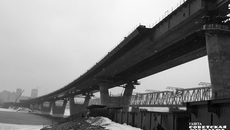 В надвижке пролетного строения четвертого (Центрального) моста были задействованы четыре гидравлических домкрата суммарной мощностью 1200 тонн. Фото: Наталья Иванова