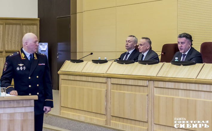 За прошедший год количество совершенных в регионе преступлений снизилось на 14 процентов, сообщил участникам сессии начальник ГУ МВД РФ по Новосибирской области Андрей Кульков. Фото: Андрей Заржецкий
