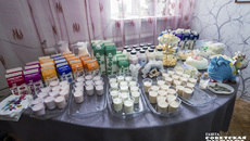 По срокам продукция хранится от 5 до 7 суток: молоко — 5, творог — 3, кисломолочка — 7. Но, как говорят на предприятии, кисломолочка может сохранять свои свойства до 14 суток, и качество не снижается. Продукция реализуется в селе и районе, но основная часть продается на городских ярмарках в Новосибирске, поставляется в детские сады и школы. Фото: Андрей Заржецкий