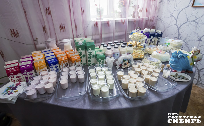 По срокам продукция хранится от 5 до 7 суток: молоко — 5, творог — 3, кисломолочка — 7. Но, как говорят на предприятии, кисломолочка может сохранять свои свойства до 14 суток, и качество не снижается. Продукция реализуется в селе и районе, но основная часть продается на городских ярмарках в Новосибирске, поставляется в детские сады и школы. Фото: Андрей Заржецкий