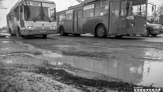 Фотокорреспондент «Советской Сибири» в понедельник 4 апреля запечатлел «следы» ремонта дороги на улице Станиславского в Новосибирске. Напомним, ДЭУ торопились освоить здесь дополнительное финансирование по профильному нацпроекту, мы также сделали там съемку. Автомобилисты терпели неудобства, все надеялись, что асфальт сыграет вдолгую. Надеждам не суждено было сбыться... / Фото: Андрей Заржецкий