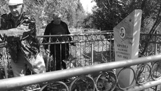 «Серебряные» волонтеры-ветераны Каргатского района ухаживают за могилами участников Великой Отечественной войны. /Фото: предоставлено Раисой Рыжих