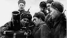 За доблесть и мужество в боях против фашизма шестерых братьев Шумовых наградили орденами и медалями. Сибиряки прославились на всю страну. Фото из редакционного издания «Строкой отмеченное время»