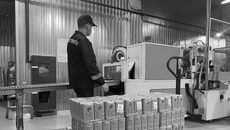В компании «РТ Бакалея», которая занимается приемом, разгрузкой, фасовкой и поставкой сахара в магазины региона, подтвердили, что объемы производства продукта в стране с избытком покрывают ежегодный спрос. Опасения, что начнутся перебои с сахаром, беспочвенны. Ситуацию с выездом на предприятие выяснил лично министр промышленности, торговли и развития предпринимательства Новосибирской области Андрей Гончаров. Фото: minrpp.nso.ru