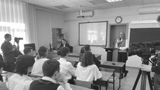 Лицеисты продемонстрировали не только глубокие знания предмета беседы, но и смелость — особо одаренные молодые люди уверенно задавали вопросы представителям министерства. Жаль, что интерьеры лицея не соответствуют интеллектуальному наполнению: старая мебель, отсутствие общей раздевалки для детей, столовая, совмещенная с актовым залом, — и это только то, что бросается в глаза... Фото: nso.ru