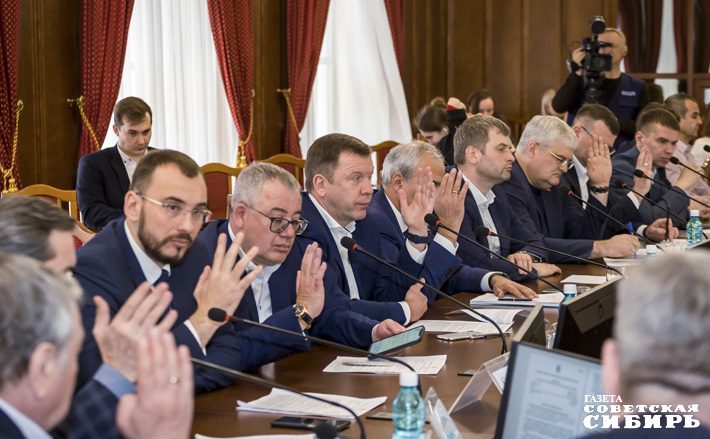 О проблемах строительной отрасли минстрой региона успел сообщить Федерации. Совместная работа с депутатами позволит повысить результативность предпринимаемых мер. Фото: Андрей Заржецкий