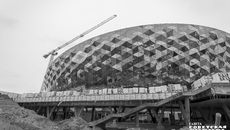Строители приступили к обустройству эксплуатируемой кровли — стилобата по периметру здания, работы идут четко по графику. Фото: Андрей Заржецкий