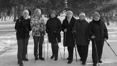 Скандинавская ходьба — прекрасное средство держать себя в форме, поэтому ветераны-фармацевты Ленинского района тренируются в любую погоду. Фото предоставлено Павлиной Грудцыной.