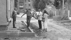 Ремонт дорог и обустройство тротуаров проходит под контролем местных жителей, которые в течение гарантийного срока смогут предъявлять претензии. Фото: архив ИД «Советская Сибирь»