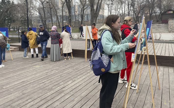 Участию в фестивале может помешать разве что непогода, но нам повезло — день выдался не очень солнечный, зато теплый. Думать о снеге и новогодних праздниках в таких тепличных условиях было даже забавно. Фото: Виктория Мызникова