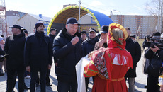 Губернатора на ярмарке «Искитимская» в Линёво, по русской традиции, встречали хлебом-солью. Фото: minrpp.nso.ru