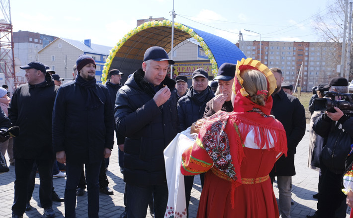 Губернатора на ярмарке «Искитимская» в Линёво, по русской традиции, встречали хлебом-солью. Фото: minrpp.nso.ru