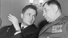 На юбилейной сессии Верховного Совета РСФСР — с маршалом авиации Александром Ивановичем Покрышкиным. Фото из архива Филатова