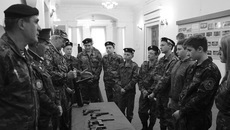 Начальник штаба местного отделения юнармии Александр Пензин (третий слева) рассказал призывникам нынешнего года и курсантам военно-патриотических клубов Барабинского района о видах современного стрелкового оружия. Фото предоставлено Александром Пензиным.