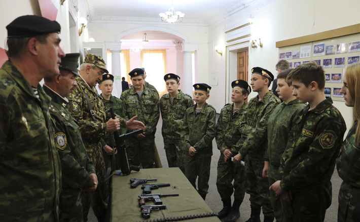Начальник штаба местного отделения юнармии Александр Пензин (третий слева) рассказал призывникам нынешнего года и курсантам военно-патриотических клубов Барабинского района о видах современного стрелкового оружия. Фото предоставлено Александром Пензиным.