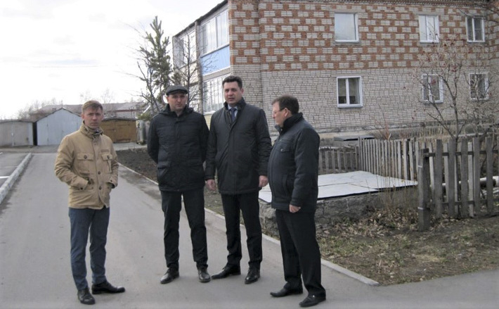 Рабочий визит прошел при участии депутатов сельского совета, представителей органов местного самоуправления и подрядчиков. Фото: zsnso.ru