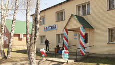 Открытая в Тулинском аптека — шаг доброй воли бизнеса. Отличная новость для жителей села и большой плюс в копилку исполненных депутатских наказов регионального парламентария. Фото: zsnso.ru