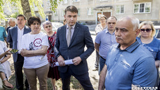Как считают депутаты, помимо сверстанных планов ремонта, СГК нужно реагировать и на аварийные ситуации. Здесь, на Забалуева, ситуация в любой момент может выйти из-под контроля. И особенно зимой очередное ЧП недопустимо. Фото: Андрей Заржецкий