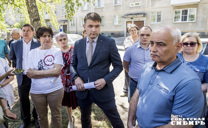 Как считают депутаты, помимо сверстанных планов ремонта, СГК нужно реагировать и на аварийные ситуации. Здесь, на Забалуева, ситуация в любой момент может выйти из-под контроля. И особенно зимой очередное ЧП недопустимо. Фото: Андрей Заржецкий