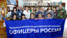 Полковник в отставке, член союзов писателей и журналистов России Юрий Соловьёв (крайний справа) рассказал убинским ветеранам о текущих международных событиях. Фото: предоставлено Еленой Куц