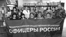 Полковник в отставке, член союзов писателей и журналистов России Юрий Соловьёв (крайний справа) рассказал убинским ветеранам о текущих международных событиях. Фото: предоставлено Еленой Куц