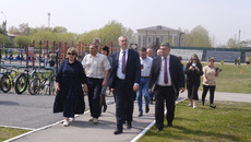 В Каргатском районе глава региона лично проконтролировал, как исполняется в муниципальном образовании программа развития спортивной инфраструктуры. Фото: nso.ru