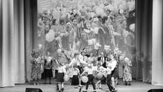 Участники фестиваля «Сибирские узоры» показали зрителям яркое шоу, посвященное празднованию Первомая в советские времена. Фото: предоставлено Анной Болотиной