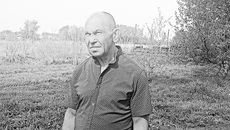 По социальному сертификату Валерий Агарков проходит реабилитацию в негосударственном учреждении. Он немногословен, но видно, что общается с удовольствием. Для Валерия это большое достижение в социализации. Фото: mtsr.nso
