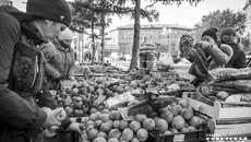 Нестационарные торговые объекты не красят улицы столицы Сибири, но с их сносом придется пока повременить. Фото: Андрей Заржецкий