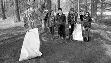 В уборке мусора по берегам рек Уй и Тайтас приняли участие сорок волонтеров — детей и взрослых. Фото: mpr.nso.ru