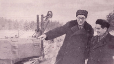 «Декабрь 1957 года. Первый ковш земли на месте будущего Академгородка. За работами наблюдают академик М.А. Лаврентьев и доктор физико-математических наук П.П. Белинский». Фото: редакционное издание «Строкой отмеченное время»