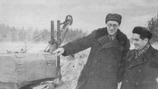 «Декабрь 1957 года. Первый ковш земли на месте будущего Академгородка. За работами наблюдают академик М.А. Лаврентьев и доктор физико-математических наук П.П. Белинский». Фото: редакционное издание «Строкой отмеченное время»