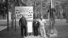 Аллея Воинской Славы в Ордынском стала любимым местом встречи ветеранов. Слева направо: ветераны Военно-космических сил Сергей Дормашкин, Михаил Зимин, Владимир Фёдоров. Фото: предоставлено Галиной Шевченко
