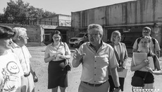 Депутатов возмутило, что детям приходилось ходить в школу через пустыри и гаражные комплексы. Фото: Андрей Заржецкий