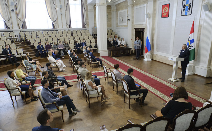 Разговор губернатора Андрея Травникова с молодыми учеными получился живым и интересным. Фото: nso.ru