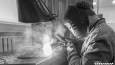 Сварщик — только одна из профессий, которые сибирякам предлагают получить на безвозмездной основе. Фото: Андрей Заржецкий