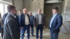 Строители ведут отделку внутренних помещений нового ДК в деревне Весёлый Кут, объект будет введен в эксплуатацию уже этим летом. Фото: minstroy.nso.ru