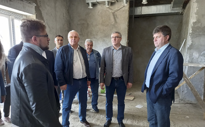 Строители ведут отделку внутренних помещений нового ДК в деревне Весёлый Кут, объект будет введен в эксплуатацию уже этим летом. Фото: minstroy.nso.ru