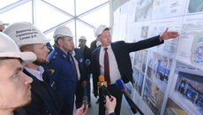 Губернатор Новосибирской области Андрей Травников рассказал заместителю Генерального прокурора РФ Дмитрию Демешину и прокурору Новосибирской области Якову Хорошеву о ходе строительных работ на ЛДС. Фото: nso.ru