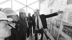 Губернатор Новосибирской области Андрей Травников рассказал заместителю Генерального прокурора РФ Дмитрию Демешину и прокурору Новосибирской области Якову Хорошеву о ходе строительных работ на ЛДС. Фото: nso.ru