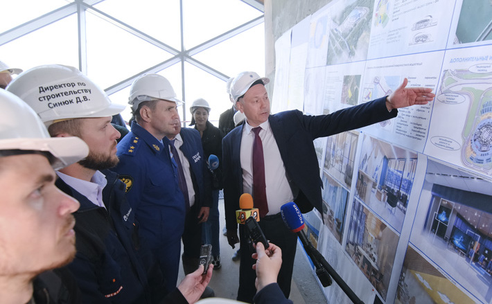 Губернатор Новосибирской области Андрей Травников рассказал заместителю Генерального прокурора РФ Дмитрию Демешину и прокурору Новосибирской области Якову Хорошеву о ходе строительных работ на ЛДС. Фото: nso.ru