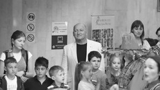 Депутат Законодательного собрания Новосибирской области Анатолий Юданов убежден, что учить разбираться в театральном искусстве лучше всего с детства. Фото: zsnso.ru