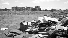 Вдоль грунтовой дороги разрастается огромная свалка: грузовые автомобили и граждане везут и везут сюда строительный и бытовой мусор. Фото: Андрей Заржецкий