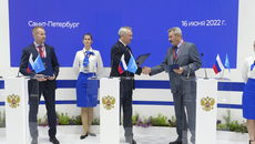 Завод по переработке рапса и льна построят на территории промышленно-логистического парка «Южный» — соглашение об этом губернатор Новосибирской области Андрей Травников подписал на площадке международного экономического форума в Санкт-Петербурге. Фото: nso.ru